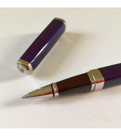 Roller Waterman « Exception slim », couleur bleu-violet foncé, attributs plaqués argent, à L’Ecritoire design, Lausanne.