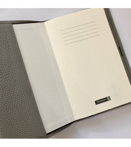 Carnet couverture cuir texturé gris rechargeable, fabriqué en Allemagne. A L’Ecritoire design, Lausanne.