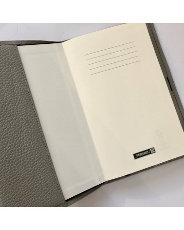 Carnet couverture cuir texturé gris rechargeable, fabriqué en Allemagne. A L’Ecritoire design, Lausanne.