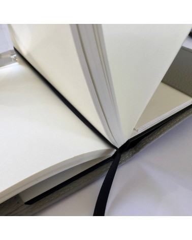 Carnet couverture cuir texturé gris rechargeable, fabriqué en Allemagne. A L’Ecritoire design, Lausanne.