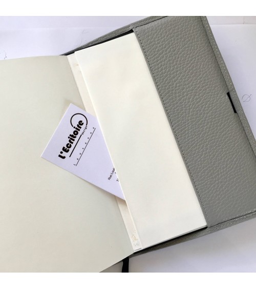 Carnet couverture cuir texturé gris rechargeable, fabriqué en Allemagne. A L’Ecritoire design, Lausanne.
