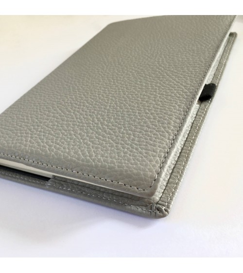 Carnet couverture cuir texturé gris rechargeable, fabriqué en Allemagne. A L’Ecritoire design, Lausanne.