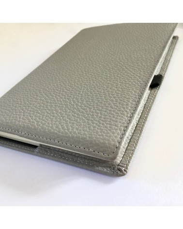 Carnet couverture cuir texturé gris rechargeable, fabriqué en Allemagne. A L’Ecritoire design, Lausanne.