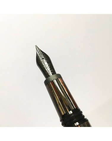 Stylo-plume Montegrappa Zero Meteor Shower avec son magnifique bec or 14 carats de couleur noire, édition limitée à 300 pièces