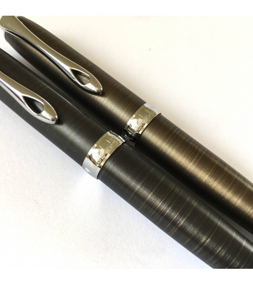 Comparaison des teintes de stylos-plume Diplomat Excellence A2 Oxyd iron (en bas) et Oxyd brass (en haut)