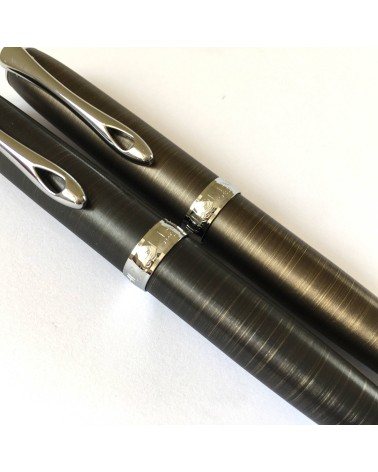 Comparaison des teintes de stylos-plume Diplomat Excellence A2 Oxyd iron (en bas) et Oxyd brass (en haut)