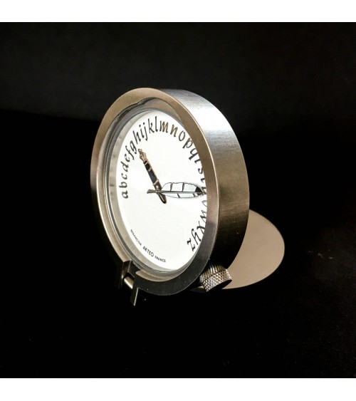 Pendulette AKTEO « écrivain » ronde, acier, cadran blanc, diamètre 52 mm, à L’Ecritoire design, Lausanne