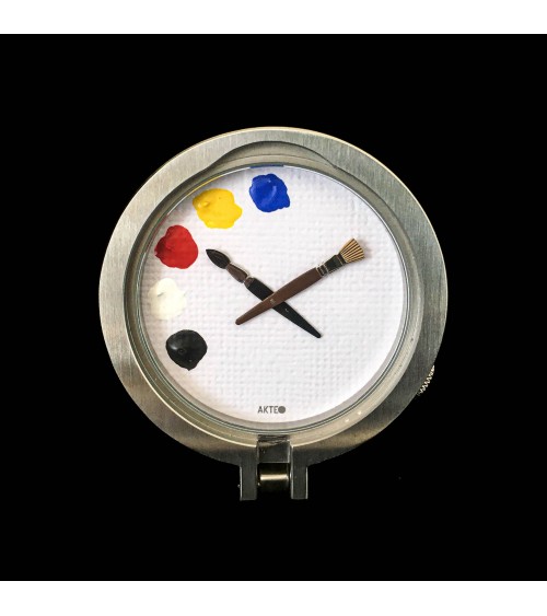 Pendulette AKTEO « peinture » ronde, acier, cadran blanc, diamètre 52 mm, à L’Ecritoire design, Lausanne