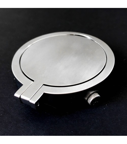 Pendulette AKTEO « alpage » ronde, acier, cadran blanc, diamètre 52 mm, montrée fermée, à L’Ecritoire design, Lausanne