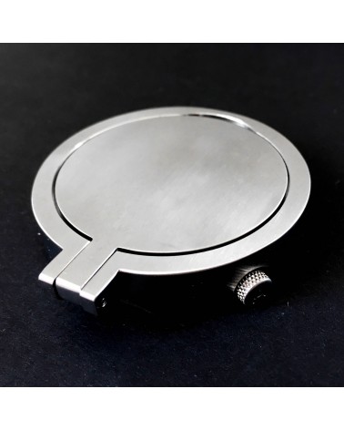 Pendulette AKTEO « alpage » ronde, acier, cadran blanc, diamètre 52 mm, montrée fermée, à L’Ecritoire design, Lausanne