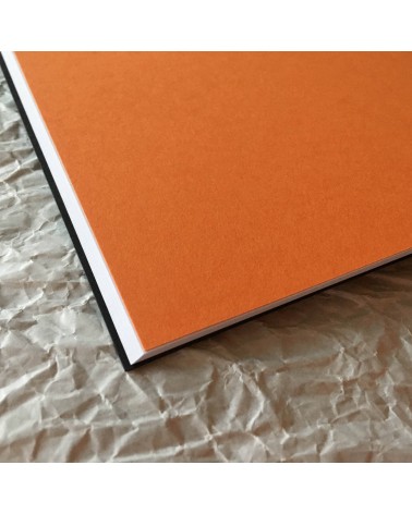 Cahier Gmund Bauhaus Dessau carré, 44 pages blanches pointillées et 4 pages orange, fabriqué en Allemagne