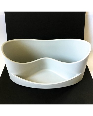 Vide-poche en caoutchouc gris clair à deux compartiments.