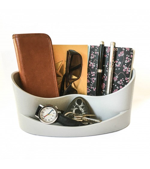 Vide-poche en caoutchouc gris clair à deux compartiments.