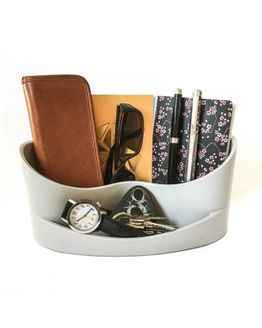 Vide-poche en caoutchouc gris clair à deux compartiments.