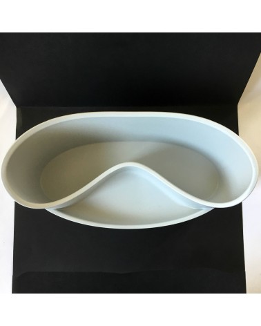 Vide-poche en caoutchouc gris clair à deux compartiments.