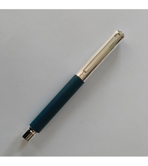 Stylo-plume Otto Hutt design 04 blue square, plume or 14 carat bicolore largeur M