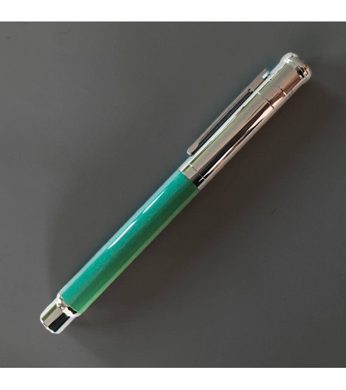 Stylo-plume Otto Hutt design 04 vert sauge brillant, capuchon et section finition ruthénium