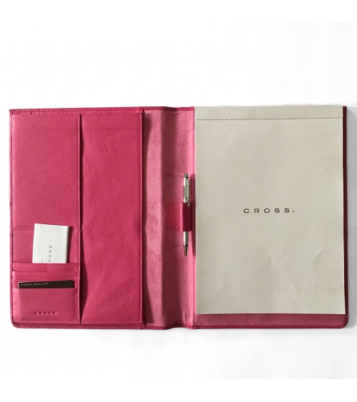 Porte bloc Cross A4, cuir pleine fleur rose, 4 compartiments pour cartes, 3 poches de différentes tailles, stylo-bille Cross.