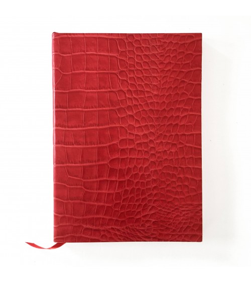 Carnet couverture souple cuir rouge effet croco, 188 pages blanches papier vélin couleur ivoire 16,8 x 24 cm.