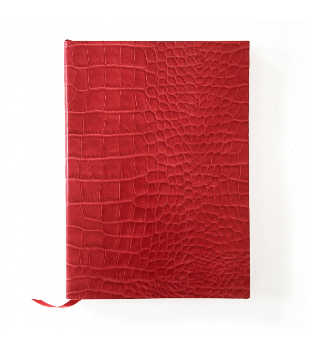 Carnet couverture souple cuir rouge effet croco, 188 pages blanches papier vélin couleur ivoire 16,8 x 24 cm.