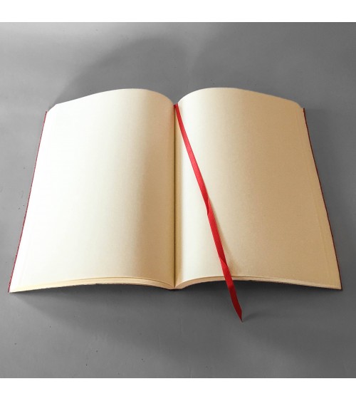 Carnet couverture souple cuir rouge effet croco, 188 pages blanches papier vélin couleur ivoire 16,8 x 24 cm.