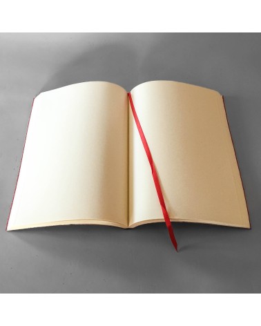 Carnet couverture souple cuir rouge effet croco, 188 pages blanches papier vélin couleur ivoire 16,8 x 24 cm.