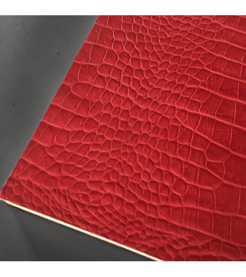 Carnet couverture souple cuir rouge effet croco, 188 pages blanches papier vélin couleur ivoire 16,8 x 24 cm.