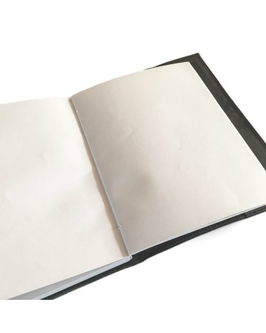 Carnet rechargeable cuir gris foncé avec bride de fermeture, 184 pages blanches papier vélin 14,5 x 19 cm.