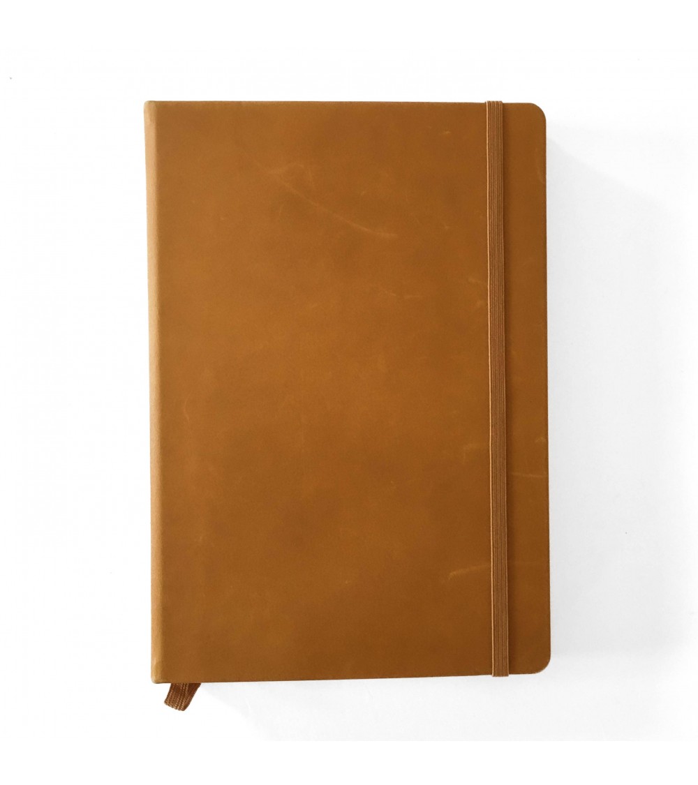 Carnet Leuchtturm couverture cuir cognac rigide, 14,5 x 21 cm, 249 pages pointillées.
