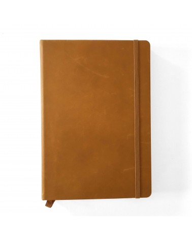Carnet Leuchtturm couverture cuir cognac rigide, 14,5 x 21 cm, 249 pages pointillées.