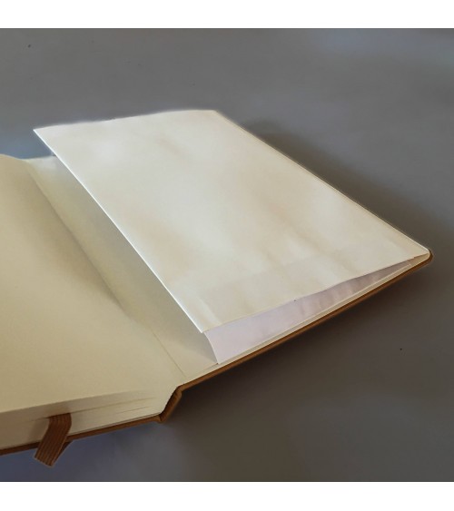 Carnet Leuchtturm couverture cuir cognac rigide, 14,5 x 21 cm, 249 pages pointillées.