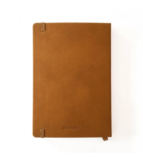 Carnet Leuchtturm couverture cuir cognac rigide, 14,5 x 21 cm, 249 pages pointillées.