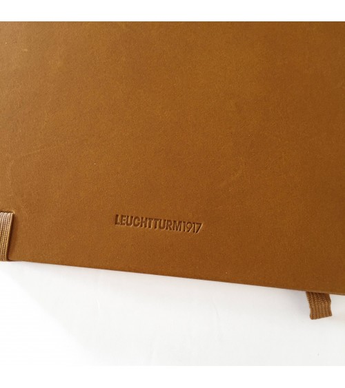 Carnet Leuchtturm couverture cuir cognac rigide, 14,5 x 21 cm, 249 pages pointillées.