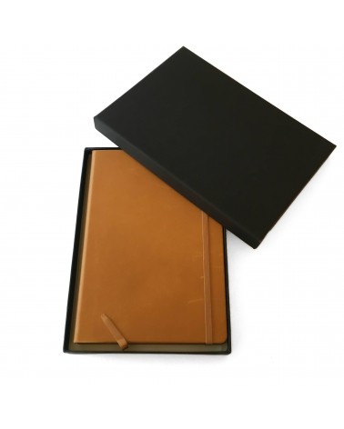 Carnet Leuchtturm couverture cuir cognac rigide, 14,5 x 21 cm, 249 pages pointillées.