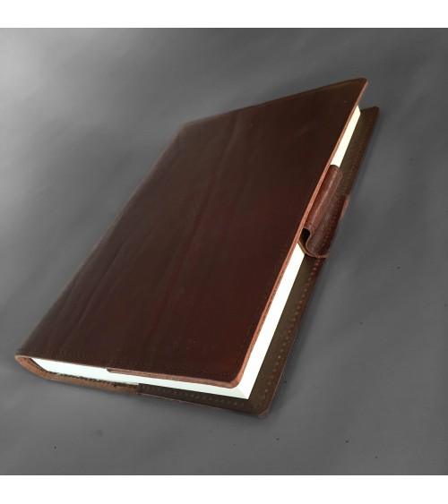 Carnet PA rechargeable cuir marron avec boucle pour stylo, 288 pages blanches 14,8 x 21 cm.