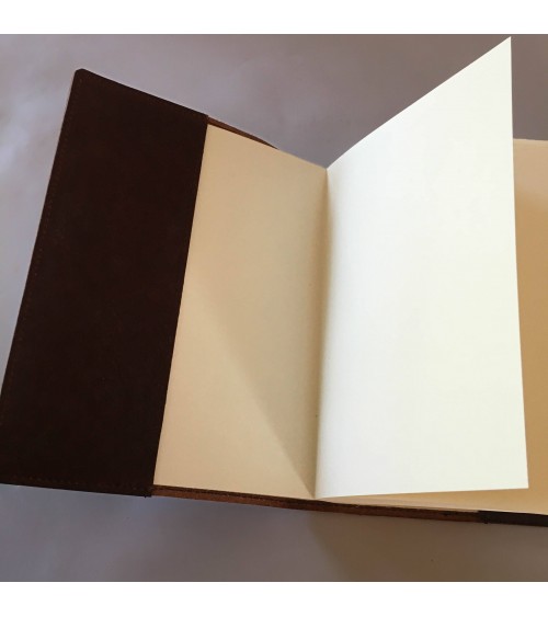 Carnet PA rechargeable cuir marron avec boucle pour stylo, 288 pages blanches 14,8 x 21 cm.