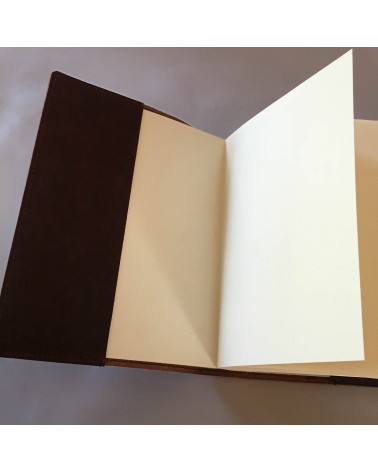 Carnet PA rechargeable cuir marron avec boucle pour stylo, 288 pages blanches 14,8 x 21 cm.