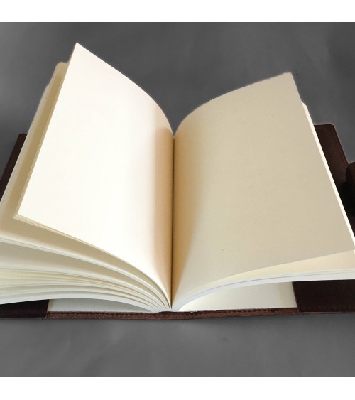 Carnet PA rechargeable cuir marron avec boucle pour stylo, 288 pages blanches 14,8 x 21 cm.