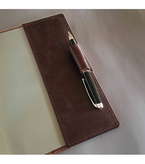 Carnet PA rechargeable cuir marron avec boucle pour stylo, 288 pages blanches 14,8 x 21 cm.