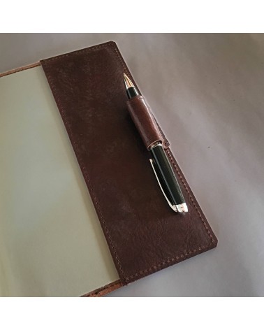 Carnet PA rechargeable cuir marron avec boucle pour stylo, 288 pages blanches 14,8 x 21 cm.