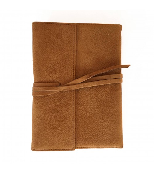Carnet PA rechargeable cuir effet daim cognac, lacet cuir de fermeture, 
288 pages blanches 14,5 x 21 cm.