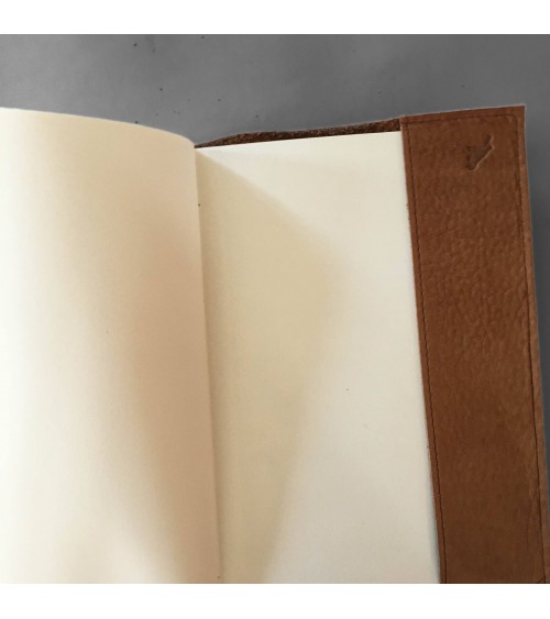 Carnet PA rechargeable cuir effet daim cognac, lacet cuir de fermeture, 
288 pages blanches 14,5 x 21 cm.