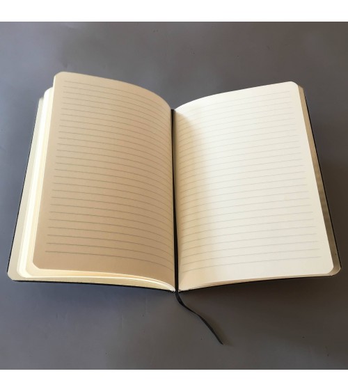 Carnet couverture souple cuir noir, 160 pages lignées papier vélin couleur ivoire 14,5 x 21 cm.