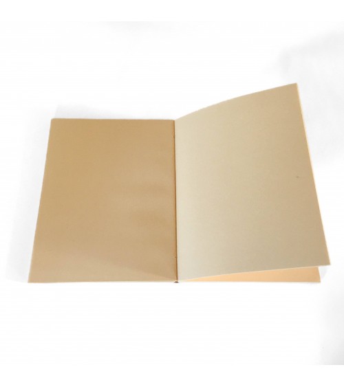Recharges pour carnets cuir Prona, 184 pages blanches couleur chamois clair, papier vélin 14,5 x 19 cm.