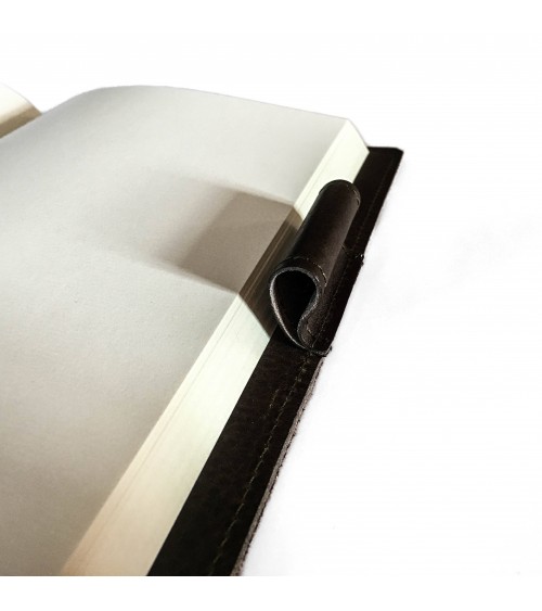 Carnet PA rechargeable cuir vert olive avec boucle pour stylo, 288 pages blanches 14,8 x 21 cm.