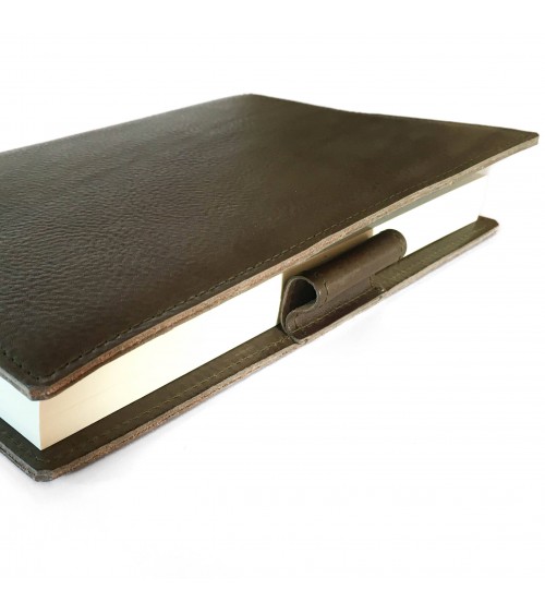 Carnet PA rechargeable cuir vert olive avec boucle pour stylo, 288 pages blanches 14,8 x 21 cm.