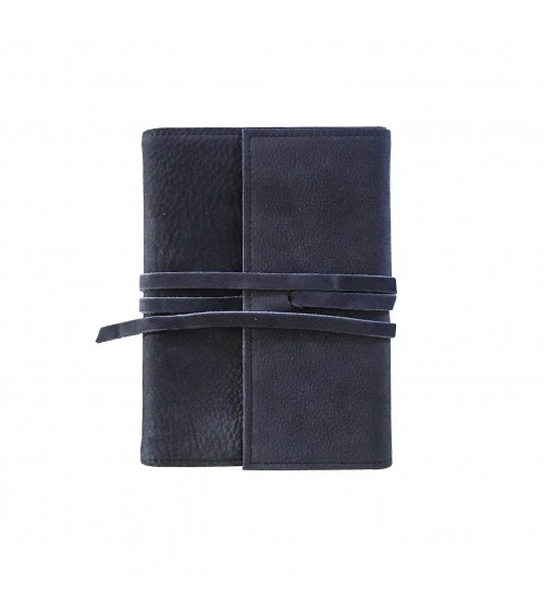 Carnet PA rechargeable cuir effet daim bleu nuit, lacet cuir de fermeture, 
288 pages blanches format A5 ou A6.