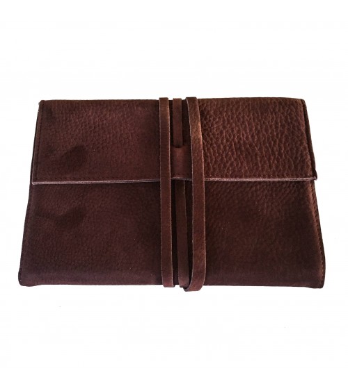 Carnet PA rechargeable cuir effet daim bordeaux, lacet cuir de fermeture, 
288 pages blanches format A5 ou A6.
