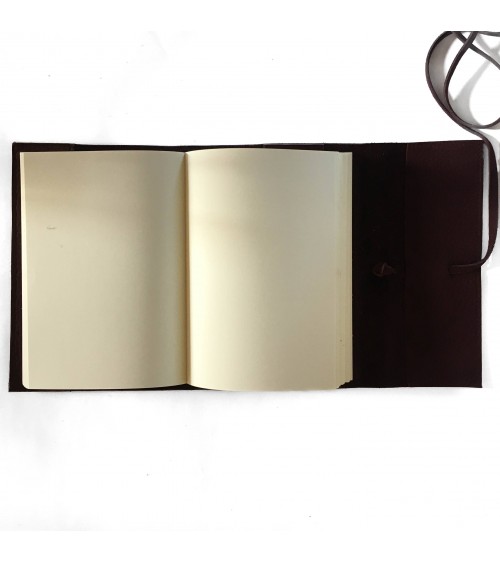 Carnet PA rechargeable cuir effet daim bordeaux, lacet cuir de fermeture, 
288 pages blanches format A5 ou A6.