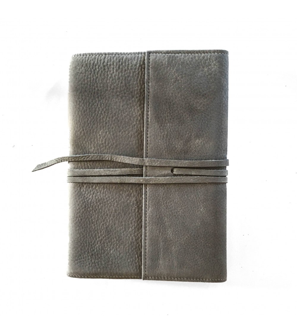 Carnet PA rechargeable cuir nubuck gris, lacet cuir de fermeture, 
288 pages blanches format A6.